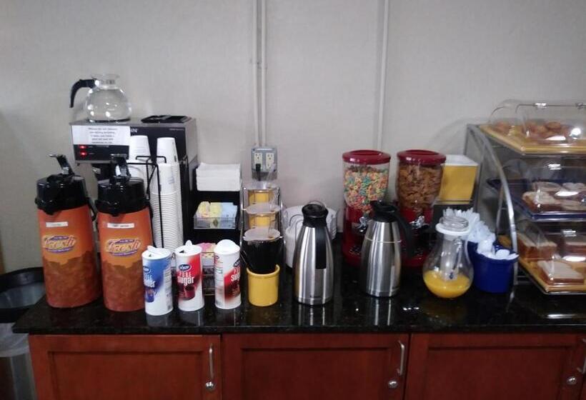 فندق Days Inn By Wyndham Hot Springs