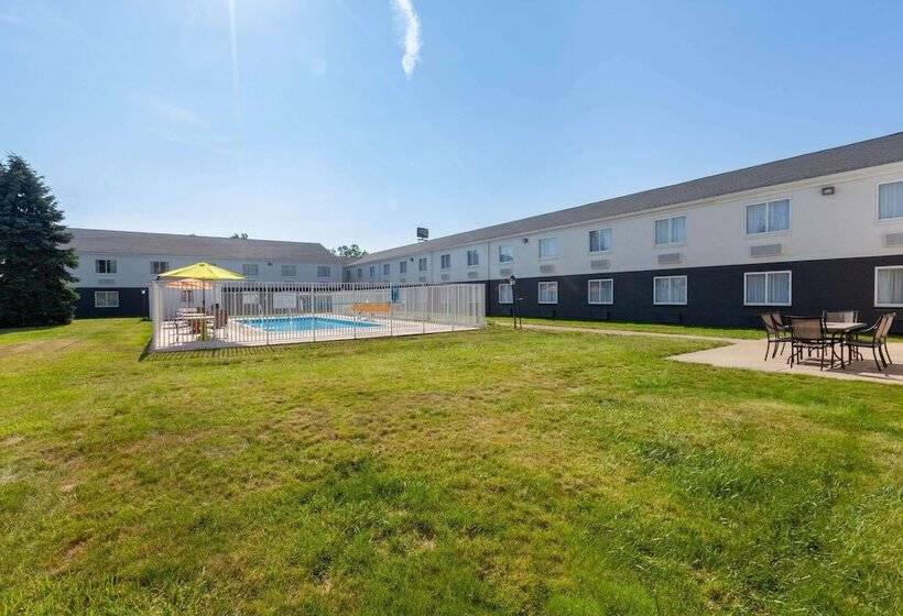 هتل Days Inn By Wyndham Sandusky Cedar Point