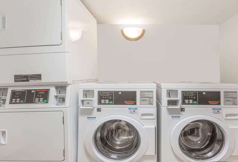 فندق Days Inn & Suites By Wyndham Bridgeport Clarksburg