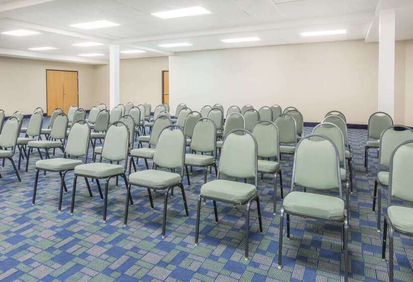 فندق Days Inn & Suites By Wyndham Bridgeport Clarksburg