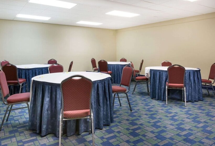 فندق Days Inn & Suites By Wyndham Bridgeport Clarksburg