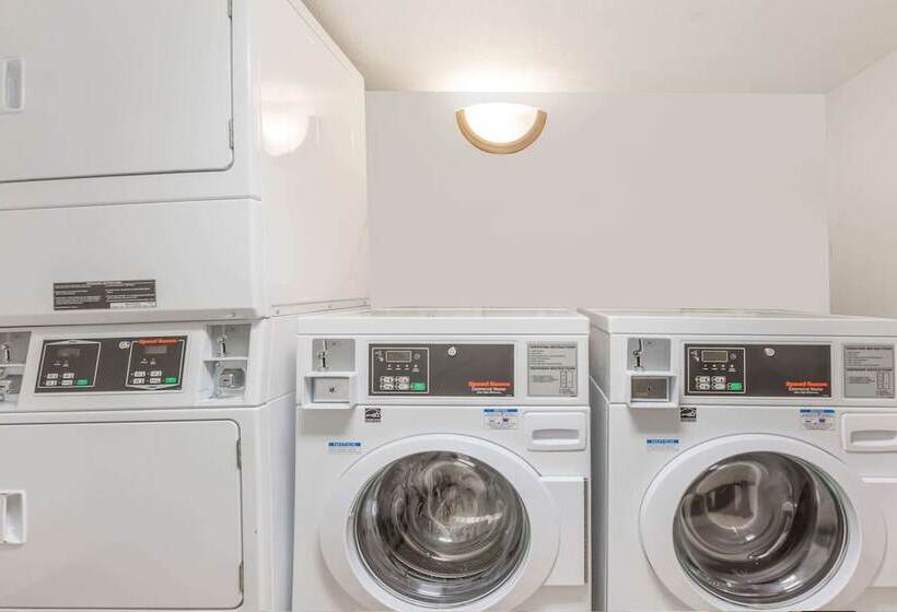 فندق Days Inn & Suites By Wyndham Bridgeport Clarksburg