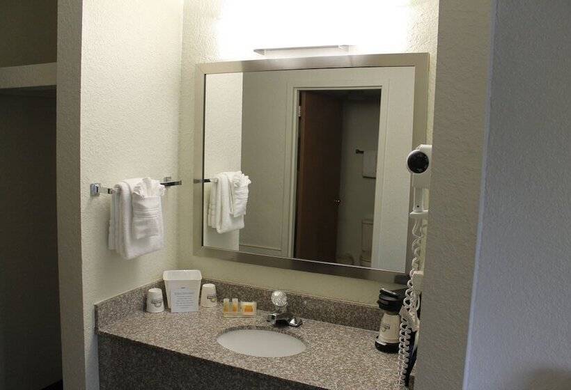 فندق Days Inn & Suites By Wyndham Bridgeport Clarksburg