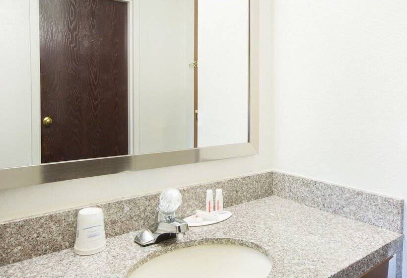 فندق Days Inn & Suites By Wyndham Bridgeport Clarksburg