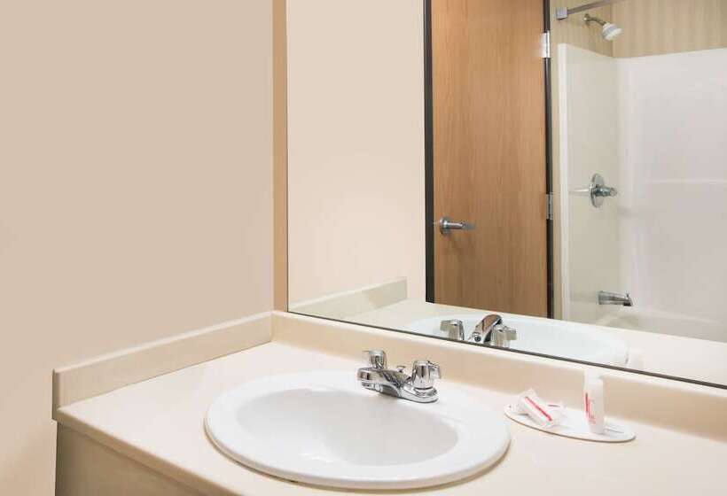 فندق Days Inn & Suites By Wyndham Bridgeport Clarksburg