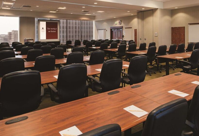 هتل Doubletree By Hilton Omaha Downtown