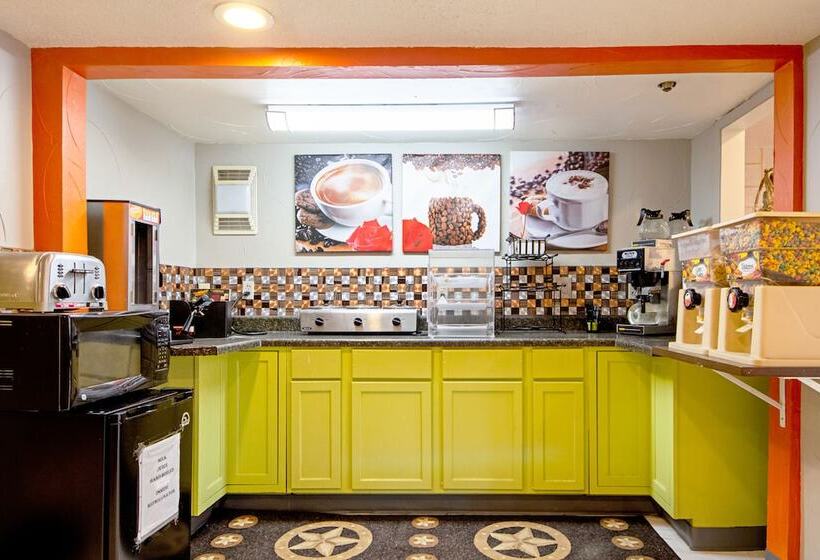 בית מלון כפרי Economy Inn & Suites