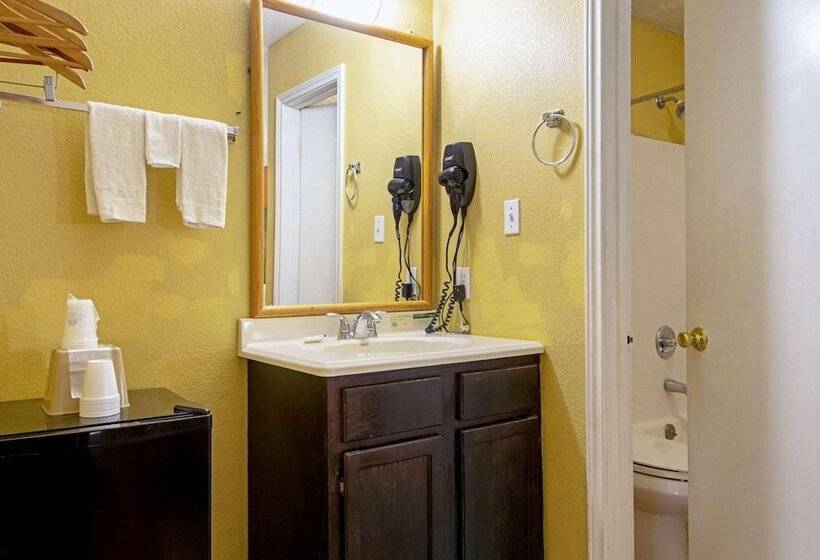 בית מלון כפרי Economy Inn & Suites