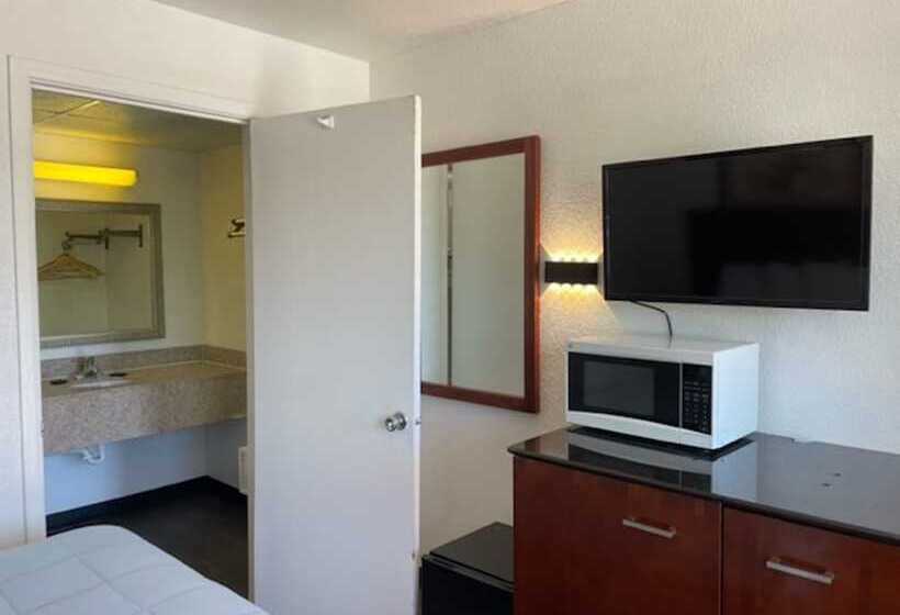 فندق Farmington Inn