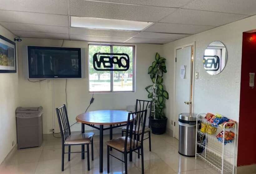 فندق Farmington Inn