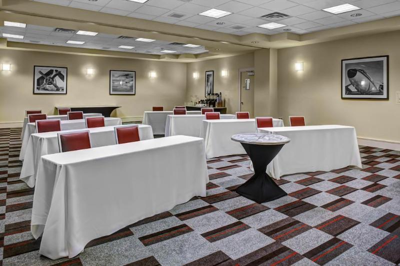 هتل Four Points Huntsville Airport