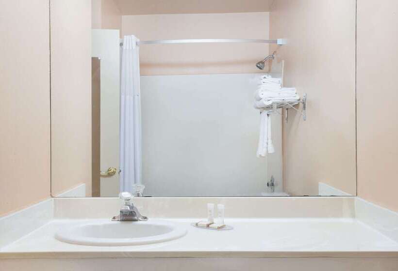 فندق Howard Johnson By Wyndham Brigham City