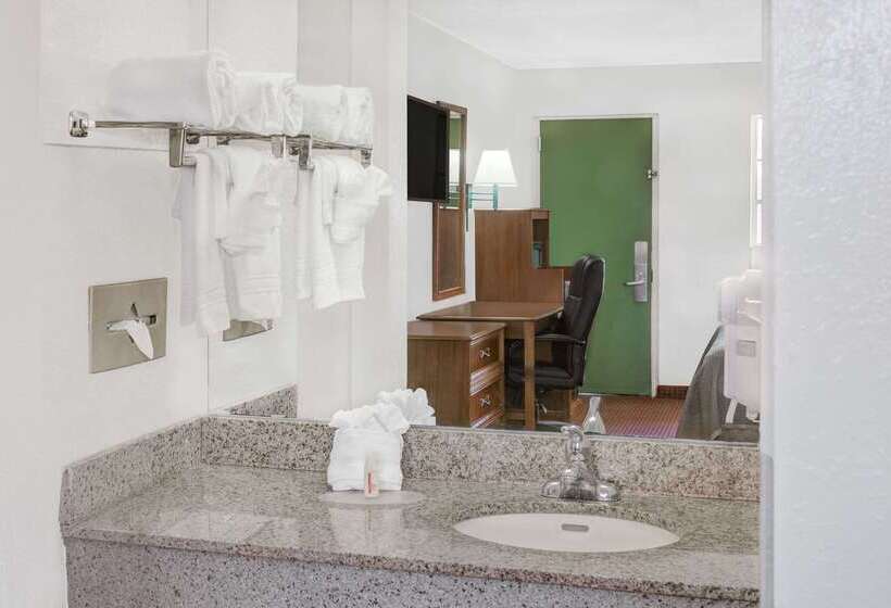 ホテル Howard Johnson By Wyndham Ft. Myers Fl