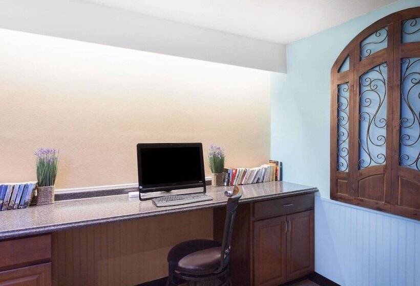 فندق Howard Johnson By Wyndham Yuma