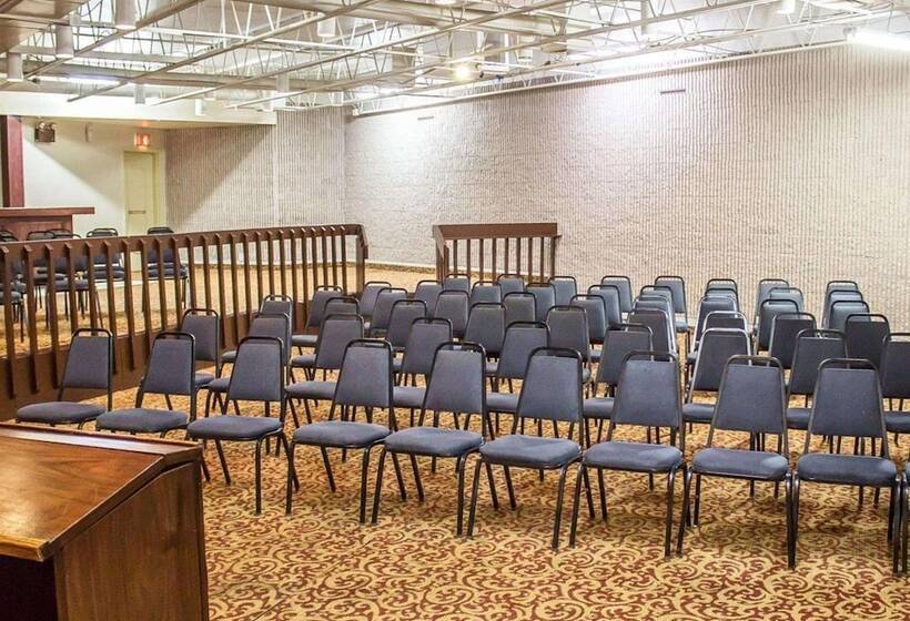 호텔 Norwood Inn & Suites North Conference Center