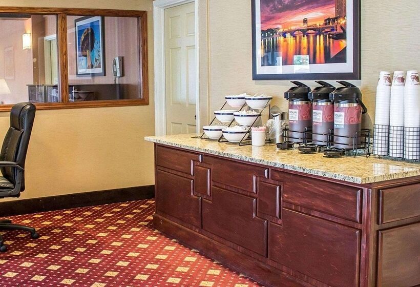 호텔 Norwood Inn & Suites North Conference Center