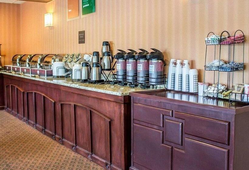 호텔 Norwood Inn & Suites North Conference Center