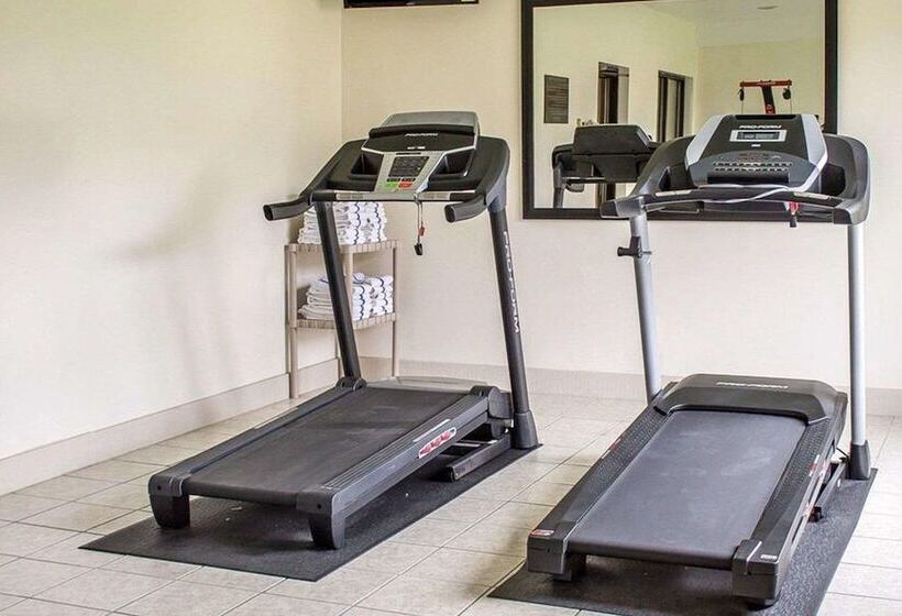 호텔 Norwood Inn & Suites North Conference Center