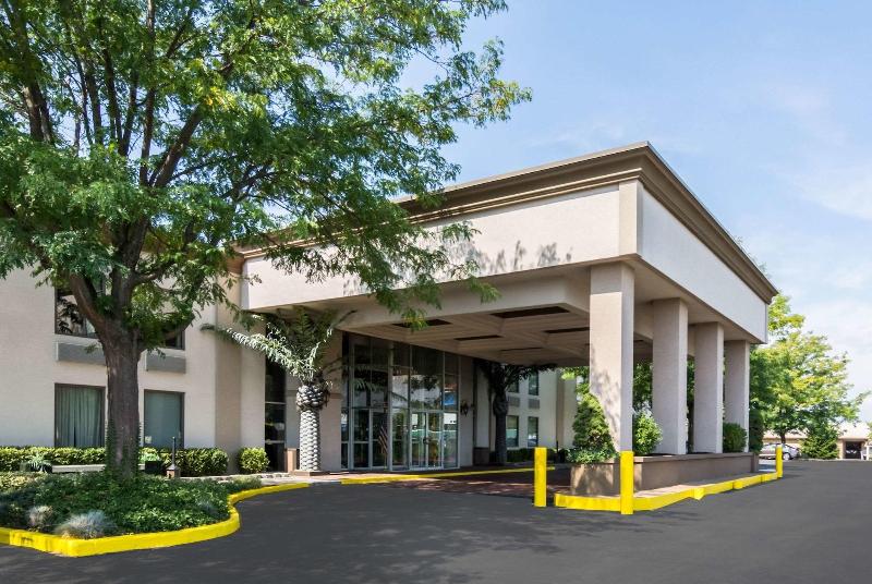 فندق Plaza Inn & Suites