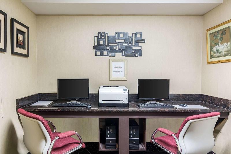 فندق Plaza Inn & Suites