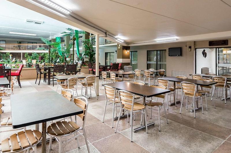 فندق Plaza Inn & Suites