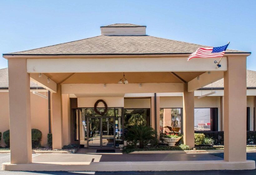 בית מלון כפרי Quality Inn & Suites Pensacola Bayview
