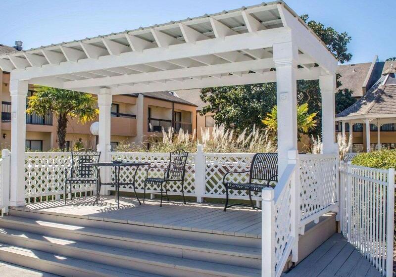 בית מלון כפרי Quality Inn & Suites Pensacola Bayview