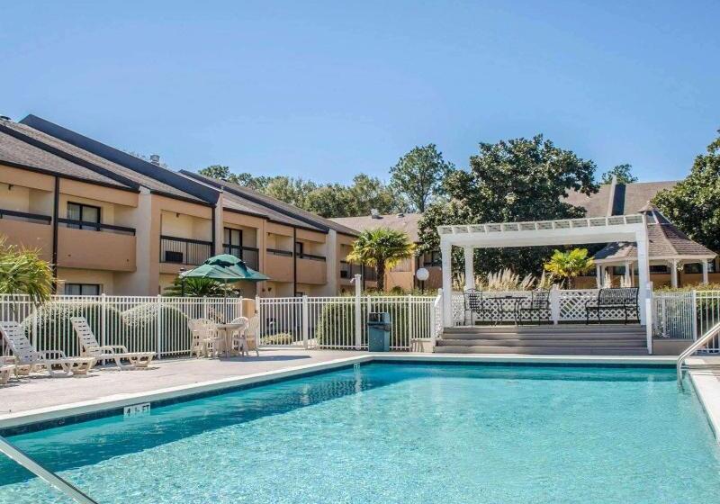 בית מלון כפרי Quality Inn & Suites Pensacola Bayview