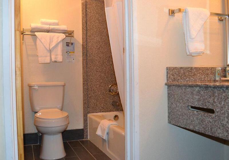 בית מלון כפרי Quality Inn & Suites Pensacola Bayview