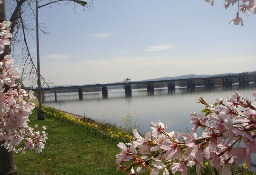 Отель Quality Inn Harrisburg Downtown Riverfront