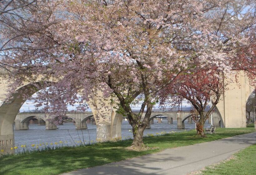 Отель Quality Inn Harrisburg Downtown Riverfront