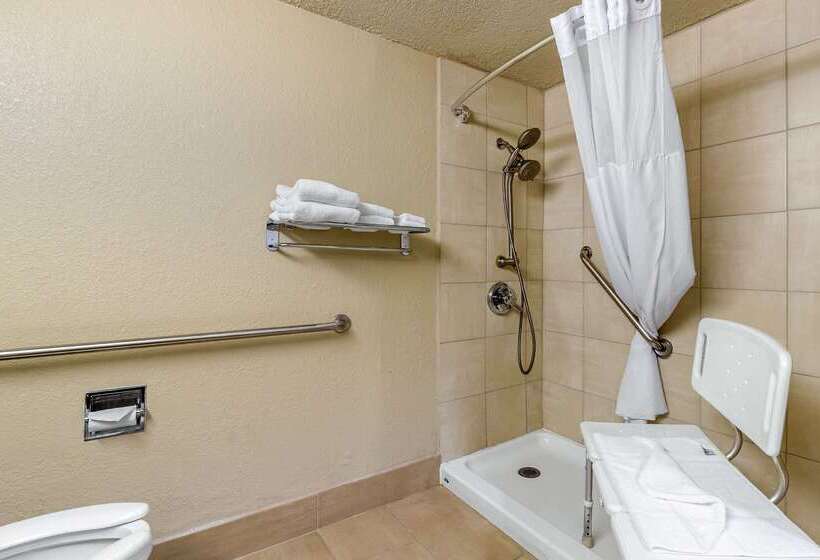 هتل Quality Inn & Suites Des Moines   Merle Hay Road