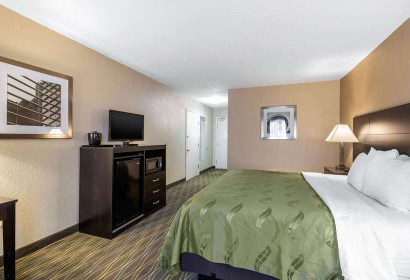هتل Quality Inn & Suites Des Moines   Merle Hay Road