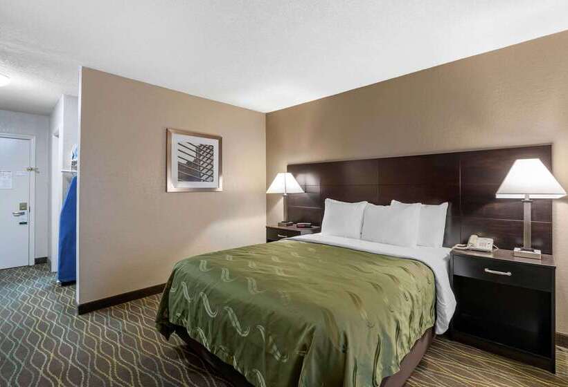 هتل Quality Inn & Suites Des Moines   Merle Hay Road