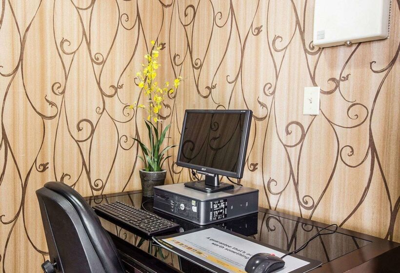 בית מלון כפרי Quality Inn & Suites Greensborohigh Point