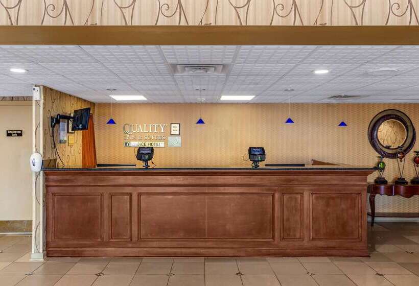 בית מלון כפרי Quality Inn & Suites Greensborohigh Point