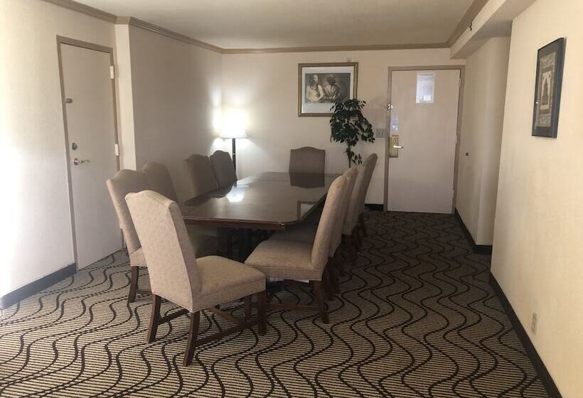 هتل Ramada By Wyndham Birmingham Airport