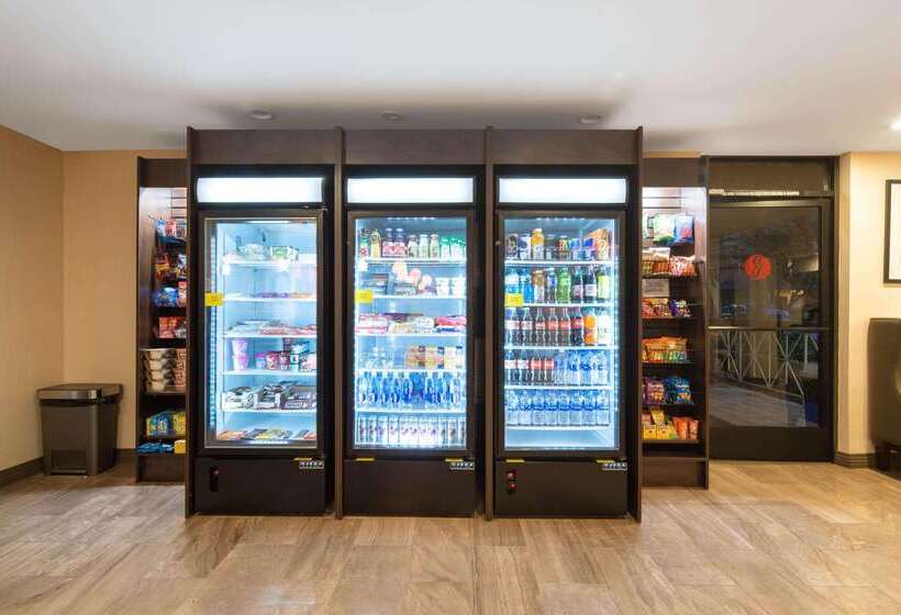 ホテル Ramada By Wyndham Burbank Airport