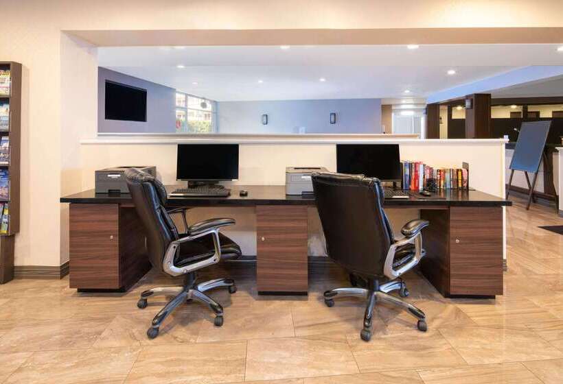 ホテル Ramada By Wyndham Burbank Airport