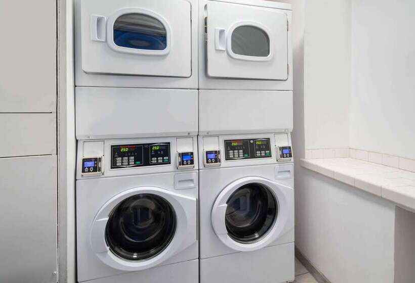 هتل Ramada By Wyndham Burbank Airport