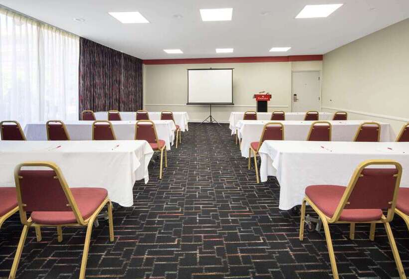 ホテル Ramada By Wyndham Burbank Airport