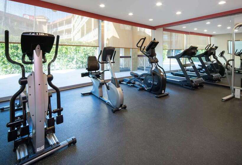 ホテル Ramada By Wyndham Burbank Airport