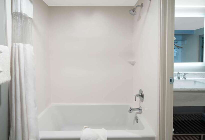 ホテル Ramada By Wyndham Burbank Airport