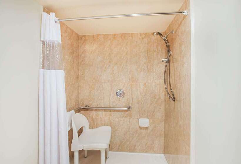 ホテル Ramada By Wyndham Burbank Airport