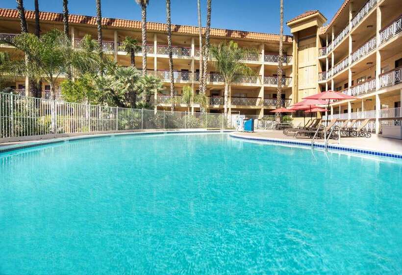 ホテル Ramada By Wyndham Burbank Airport