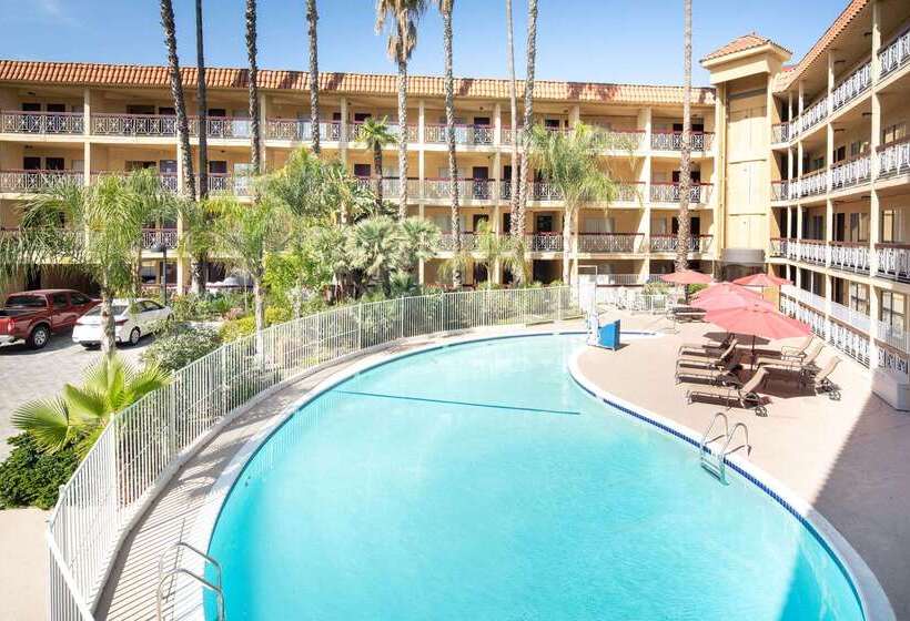 ホテル Ramada By Wyndham Burbank Airport