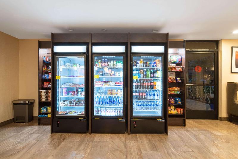 ホテル Ramada By Wyndham Burbank Airport