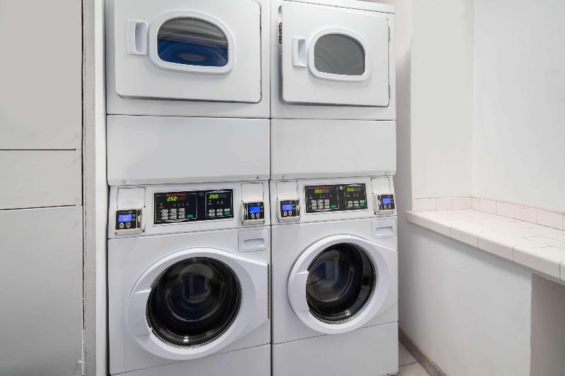 ホテル Ramada By Wyndham Burbank Airport