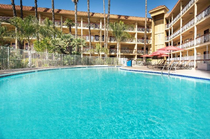 ホテル Ramada By Wyndham Burbank Airport