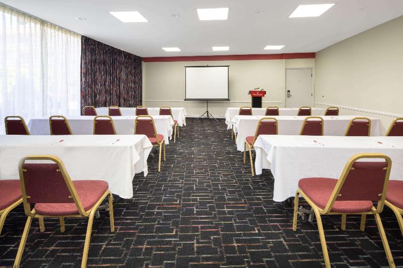 ホテル Ramada By Wyndham Burbank Airport